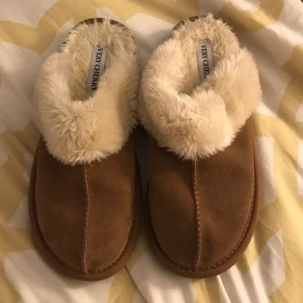 Light brown slippers with fur inside, size 8